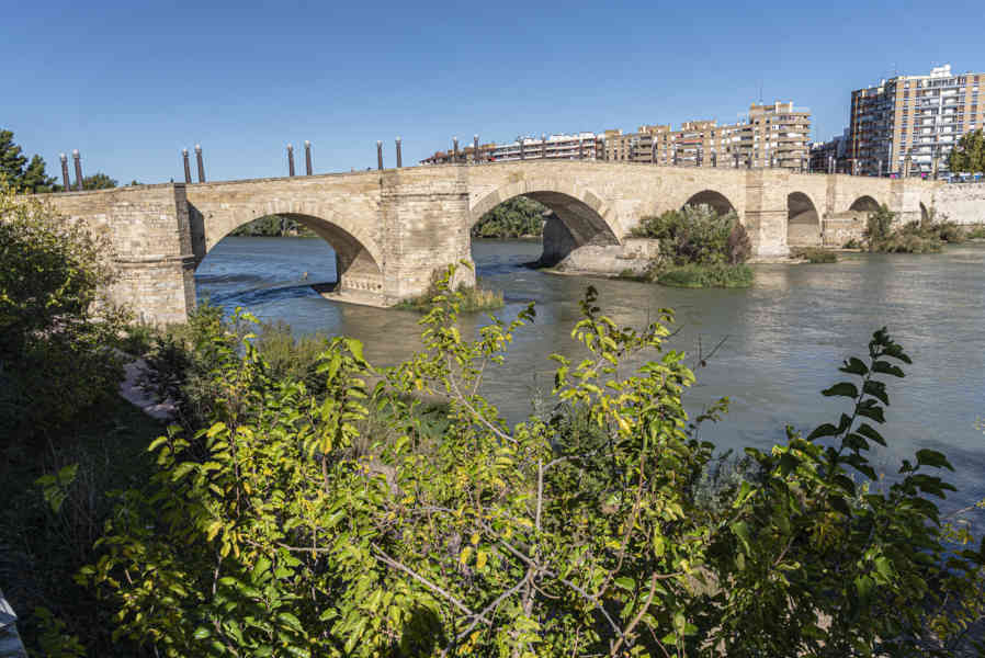Zaragoza 004 - Puente de Piedra.jpg